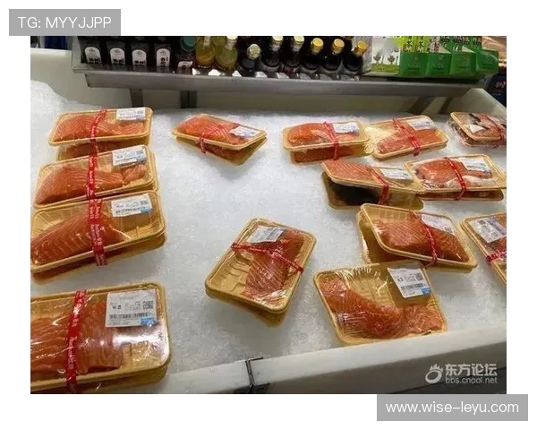 阿尔瓦雷斯训练完直接去超市抢购三文鱼，自律到连收银员都看不下去了